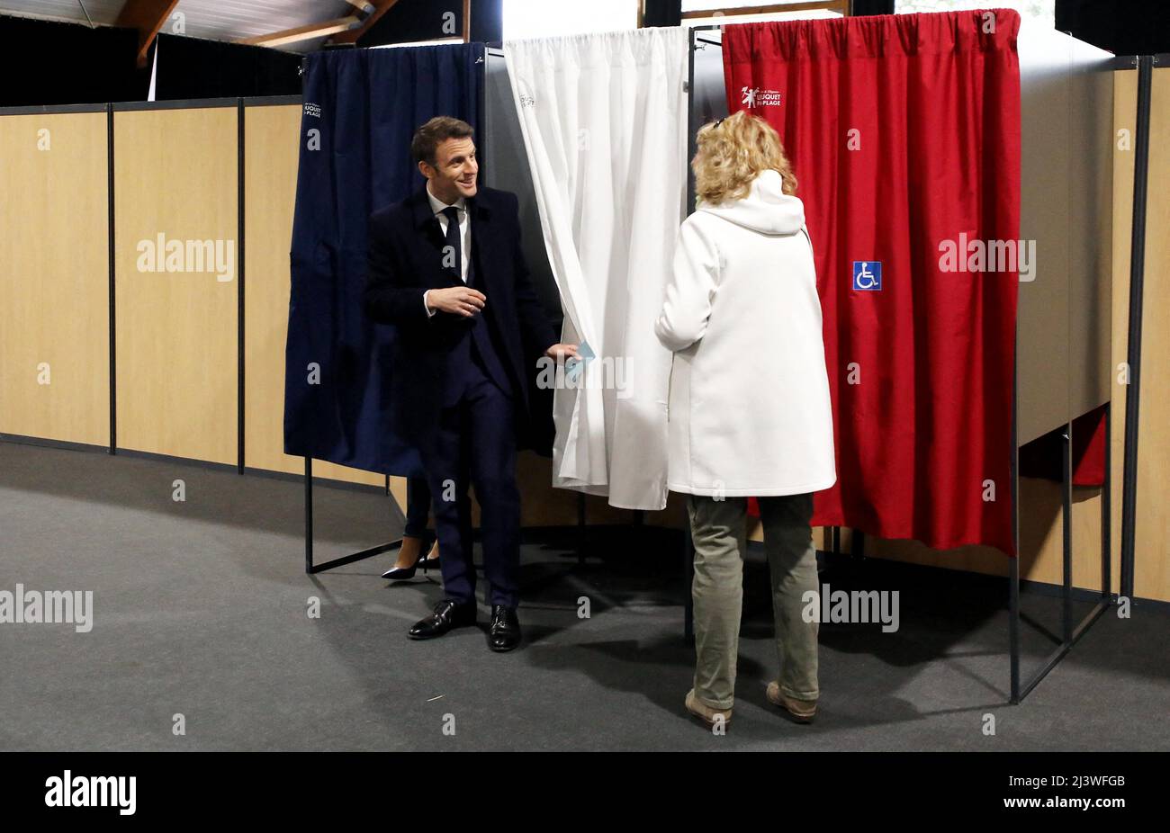 Le président français et le candidat du parti LREM Emmanuel Macron avec son épouse Brigitte Macron a voté pour le premier tour de l'élection présidentielle française dans un bureau de vote au Touquet, dans le nord de la France, le 10 avril 2022. Photo de Dominique Jacovides/Pool/ABACAPRESS.COM Banque D'Images