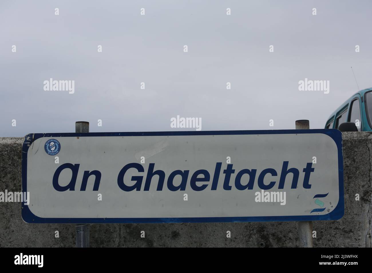 Un panneau pour le Gaeltacht sur l'île de langue irlandaise d'Innisheer, comté de Galway. Banque D'Images