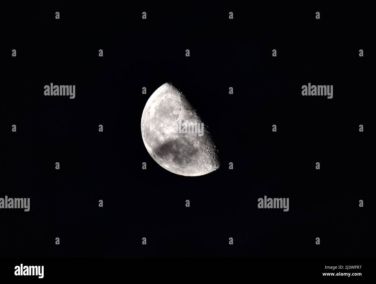 Mond, Erdtrabant, Erdmond, Krater, Halbmond, Zunehmend, Abnehmend, Nacht, Leuchten, Mondkrater, Mondlandschaft, reflektieren, Satellit, natürlich, Pha Banque D'Images