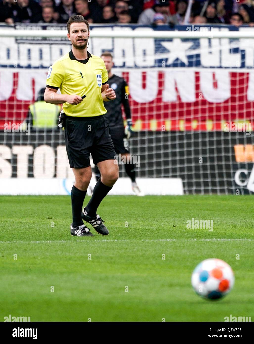 Kiel, Allemagne. 10th avril 2022. Football: 2nd Bundesliga, Holstein Kiel - Hamburger SV, Matchday 29, stade Holstein. L'arbitre Daniel Schlager regarde le ballon. Crédit : Axel Heimken/dpa - REMARQUE IMPORTANTE : Conformément aux exigences de la DFL Deutsche Fußball Liga et de la DFB Deutscher Fußball-Bund, il est interdit d'utiliser ou d'avoir utilisé des photos prises dans le stade et/ou du match sous forme de séquences et/ou de séries de photos de type vidéo./dpa/Alay Live News Banque D'Images