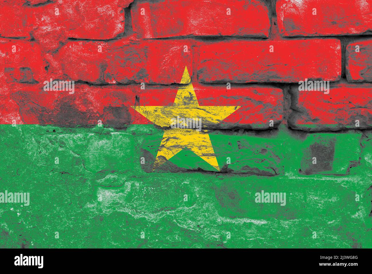 Drapeau du burkina faso sur un mur en béton de construction rustique en ...