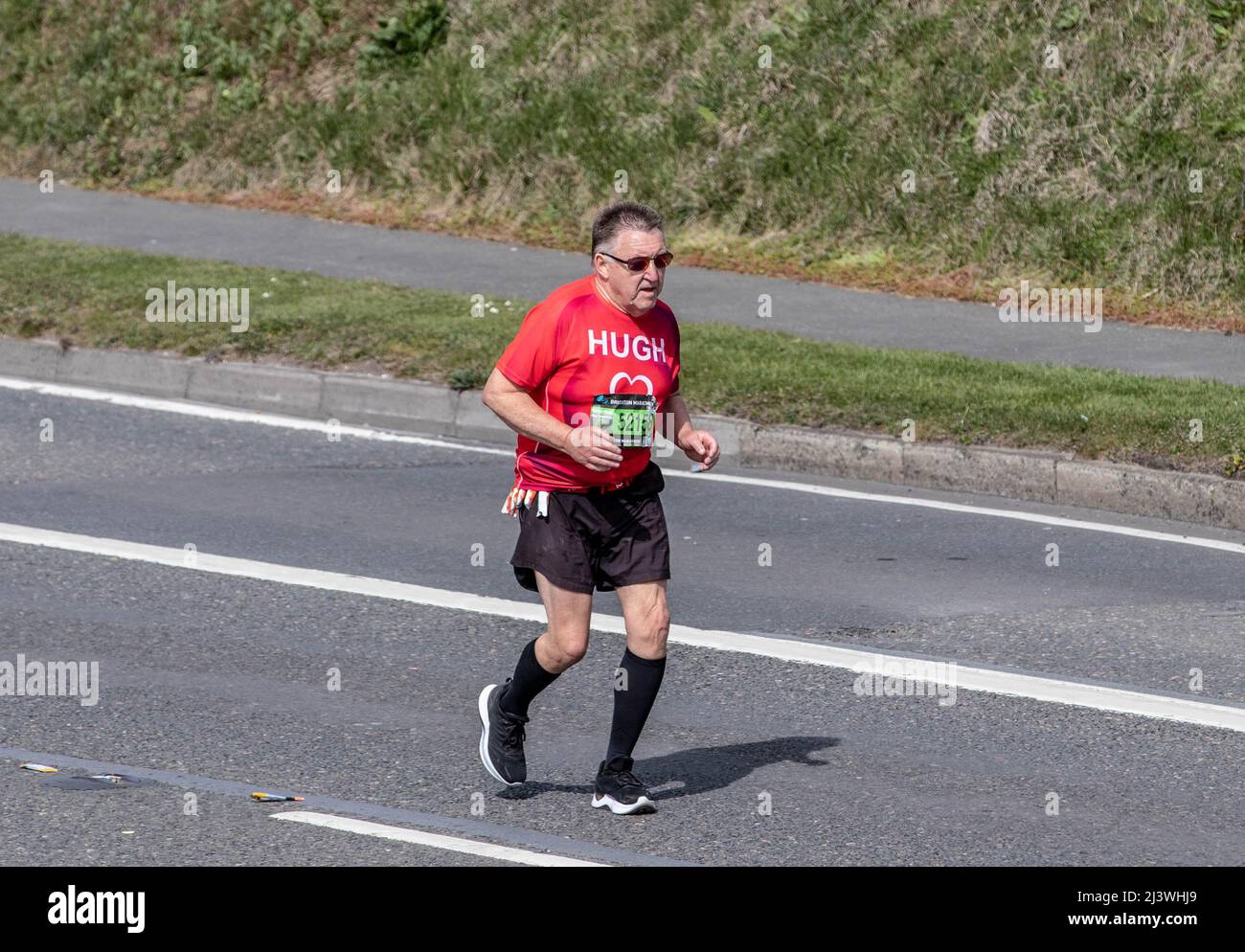 12 000 coureurs participent au marathon de Brighton d'aujourd'hui photos prises autour du point de 8 miles et où les coureurs courent le long du sommet de Sussex Cliff Banque D'Images