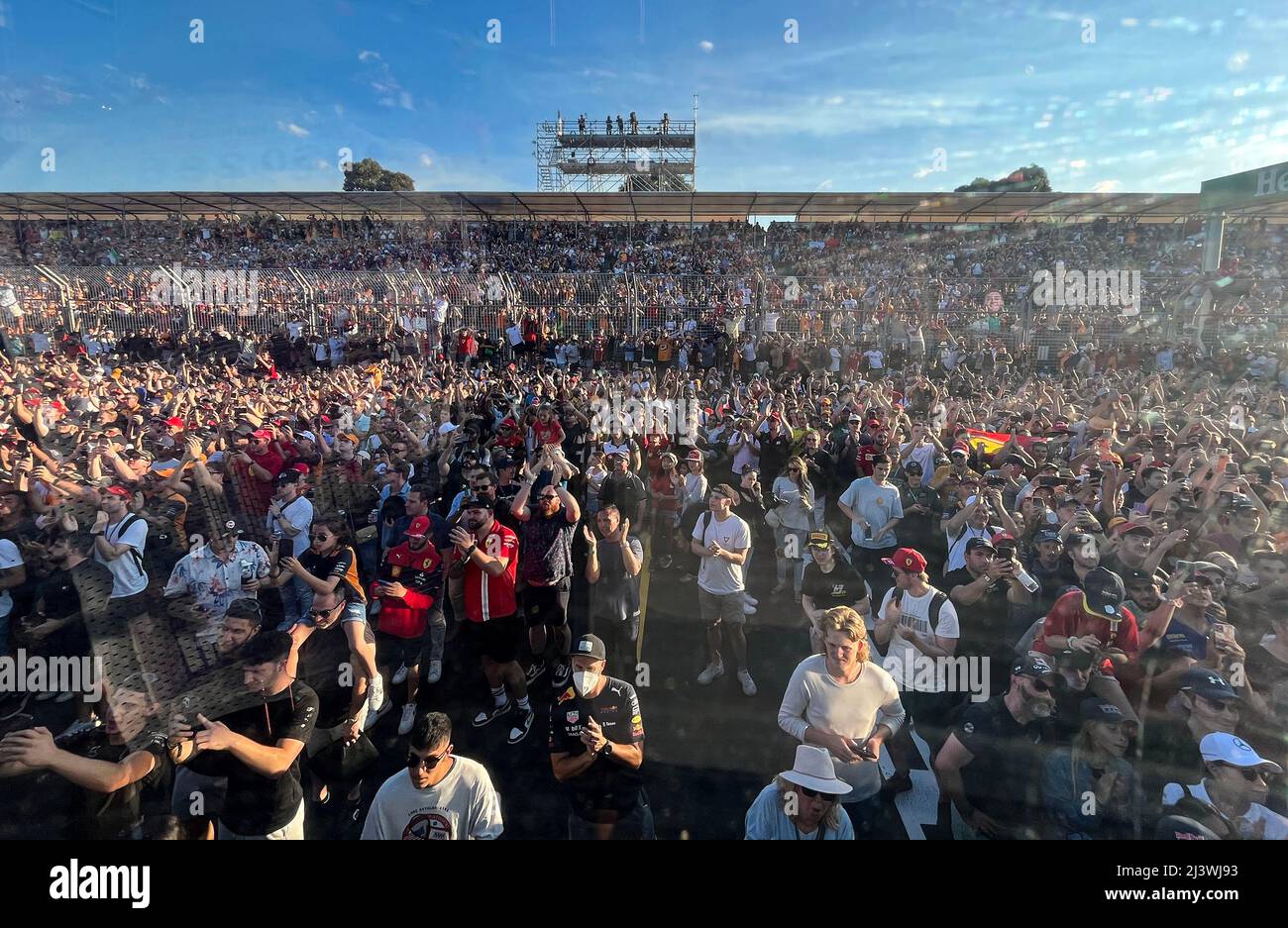 Melbourne, Australie. 10th avril 2022. Les spectateurs assistent à la course lors de la finale du Grand Prix d'Australie F1 à Melbourne, en Australie, le 10 avril 2022. Credit: Bai Xuefei/Xinhua/Alay Live News Banque D'Images