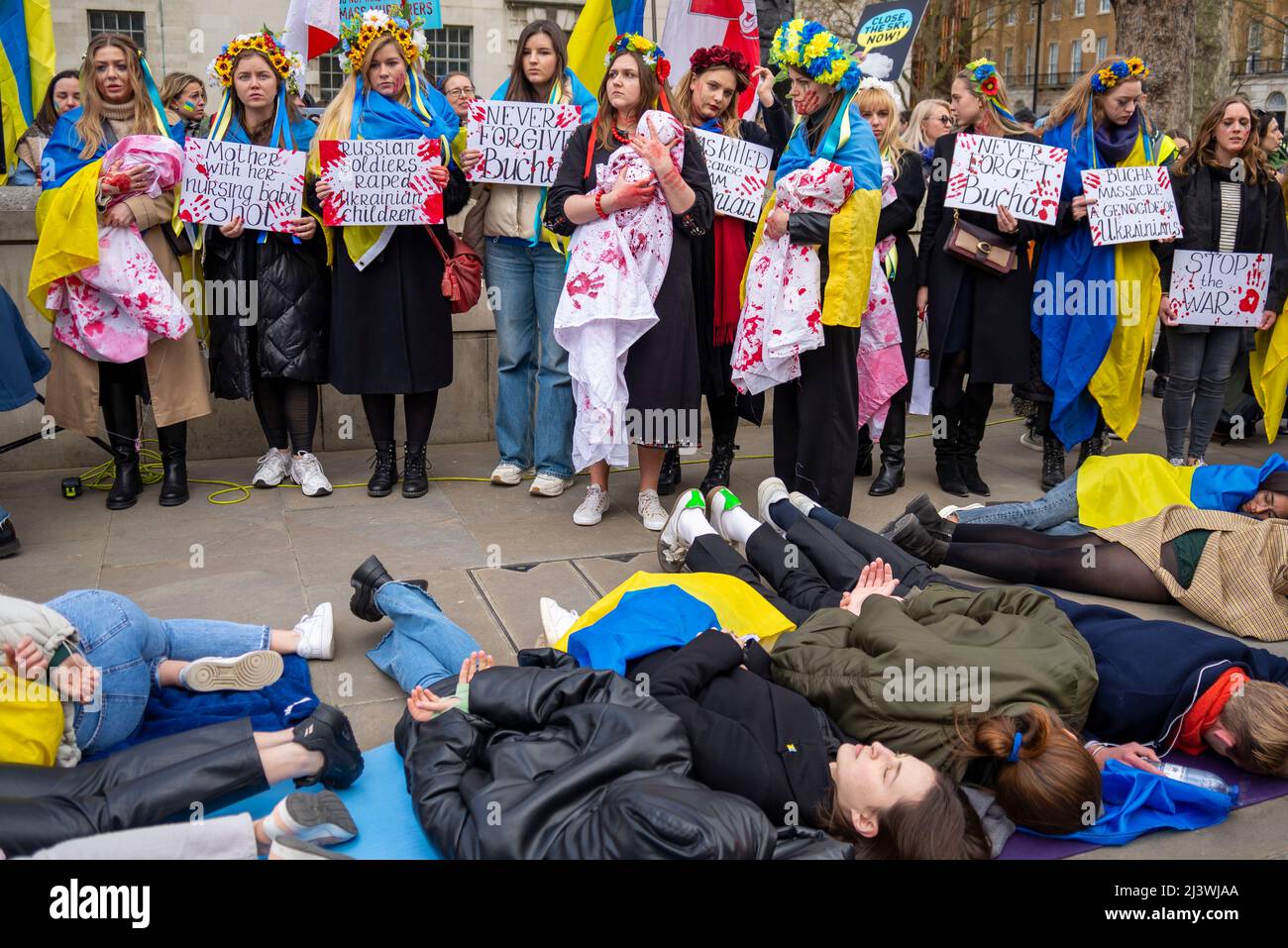 Des manifestants qui mènent une mort-dans, faisant référence aux civils ukrainiens tués dans des villes comme Bucha pendant la guerre avec la Russie. Femmes avec des bébés sanglants Banque D'Images