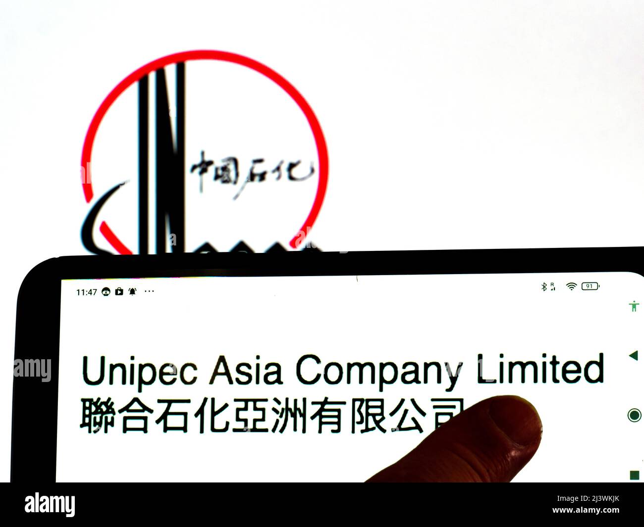 Allemagne. 10th avril 2022. Dans cette illustration, le logo Unipec Asia Company Limited est affiché sur un écran de smartphone avec un logo China Petroleum & Chemical Corporation (Sinopec) en arrière-plan (Credit image: © Igor Golovniov/SOPA Images via ZUMA Press Wire) Banque D'Images