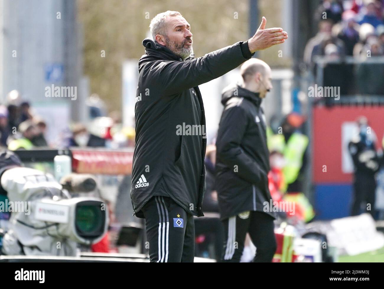 Kiel, Allemagne. 10th avril 2022. Football: 2nd Bundesliga, Holstein Kiel - Hamburger SV, Matchday 29, stade Holstein. L'entraîneur de Hambourg Tim Walter entraîne son équipe sur la touche. Crédit : Axel Heimken/dpa - REMARQUE IMPORTANTE : Conformément aux exigences de la DFL Deutsche Fußball Liga et de la DFB Deutscher Fußball-Bund, il est interdit d'utiliser ou d'avoir utilisé des photos prises dans le stade et/ou du match sous forme de séquences et/ou de séries de photos de type vidéo./dpa/Alay Live News Banque D'Images