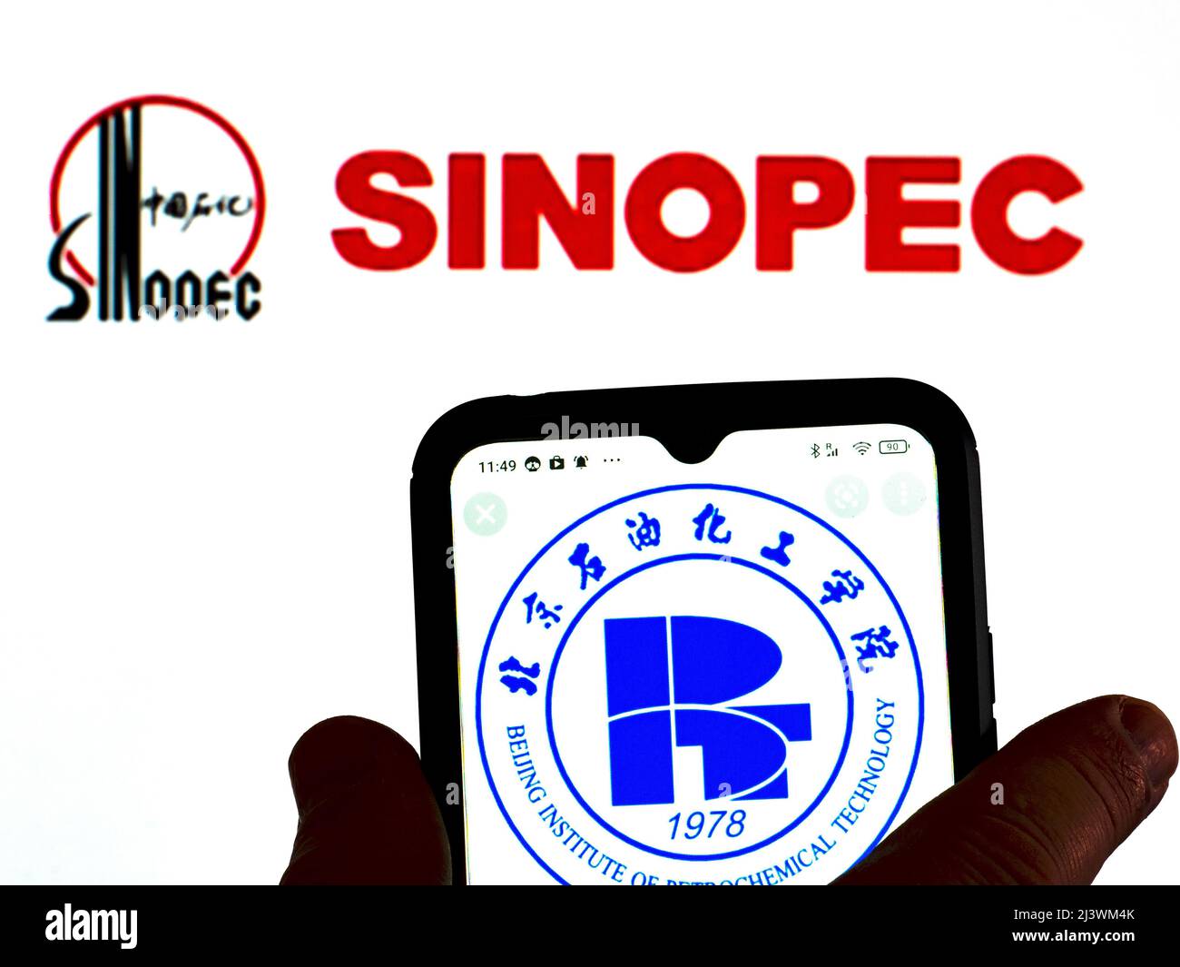 Allemagne. 10th avril 2022. Dans cette illustration, le logo de l'Institut de technologie pétrochimique de Beijing est affiché sur un écran de smartphone avec un logo de China Petroleum & Chemical Corporation (Sinopec) en arrière-plan. (Credit image: © Igor Golovniov/SOPA Images via ZUMA Press Wire) Banque D'Images