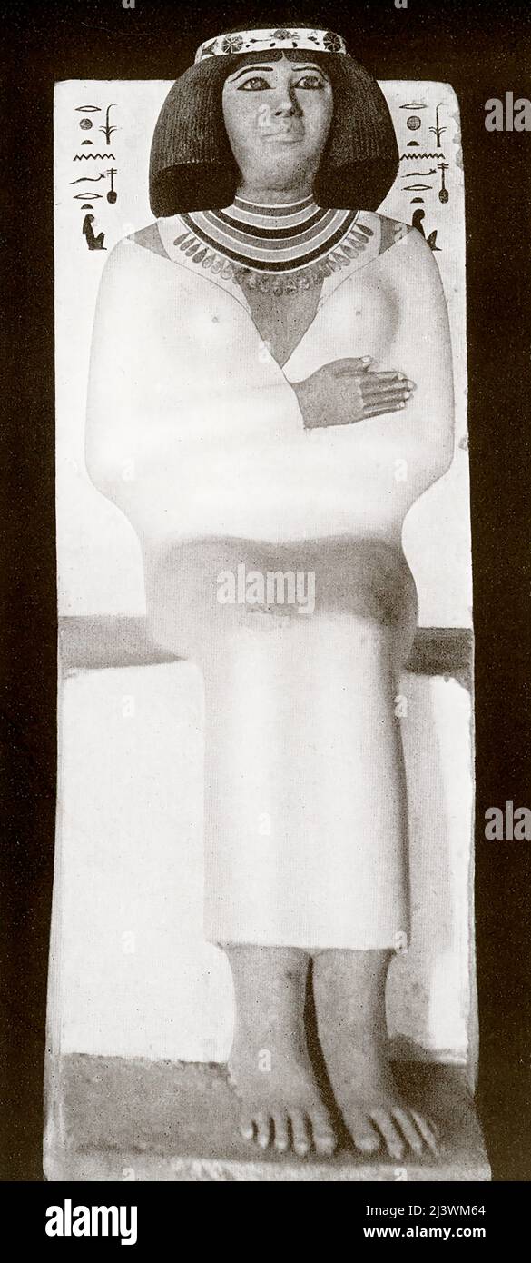 La légende de 1907 se lit comme suit : « Nefert [orthographié aujourd'hui sous le nom de Nofert] la princesse royale de l'époque du vieux Royaume – de la statue de calcaire du Musée du Caire ». Nogret était une noble et princesse qui vivait dans l'Égypte ancienne pendant la dynastie de l'Égypte en 4th 2613 à 2494 BC. Banque D'Images