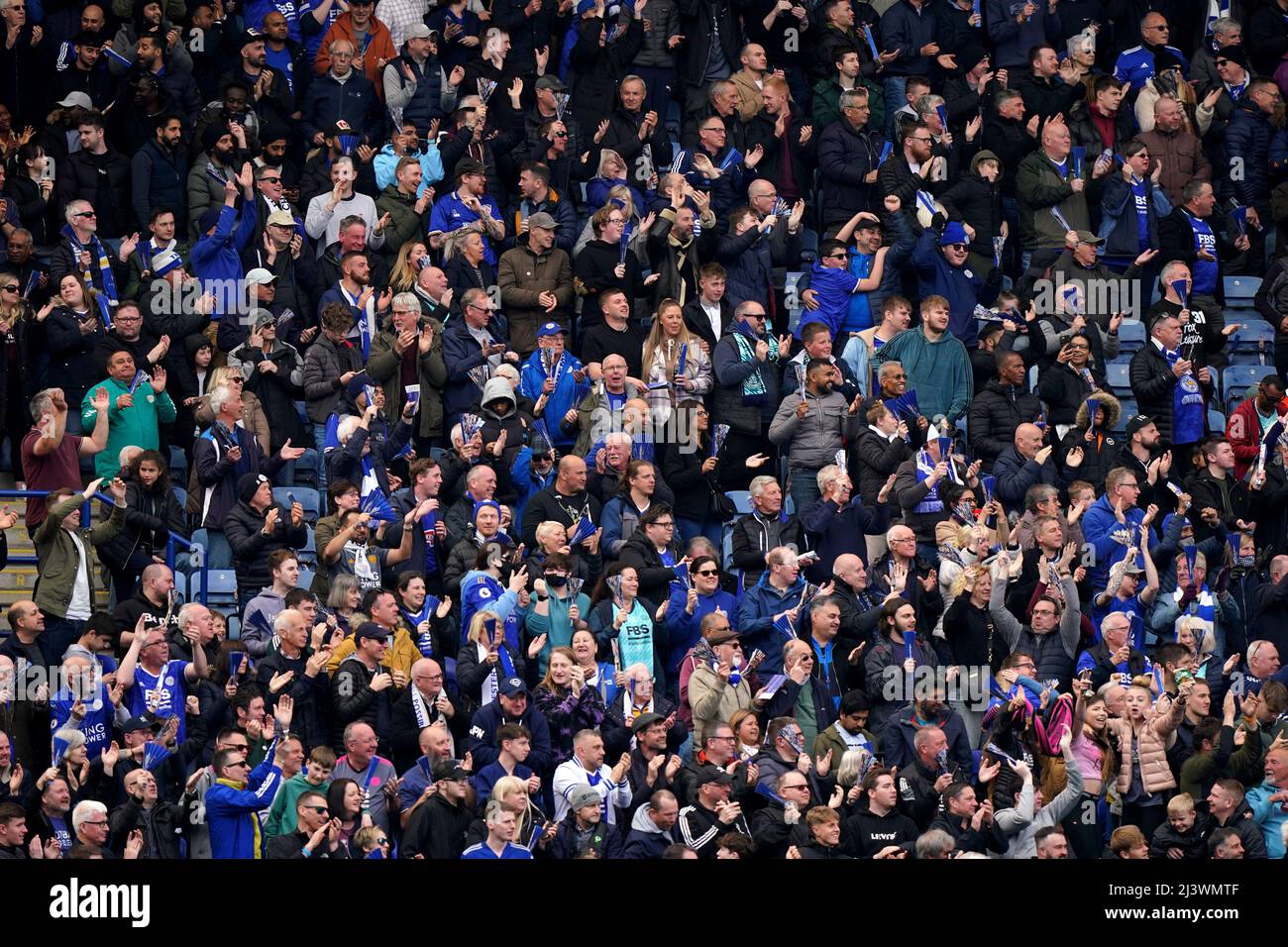 Les fans de Leicester City fêtent après que Kiernan Dewsbury-Hall de Leicester City ait terminé le deuxième but du match de la Premier League au King Power Stadium de Leicester. Date de la photo: Dimanche 10 avril 2022. Banque D'Images