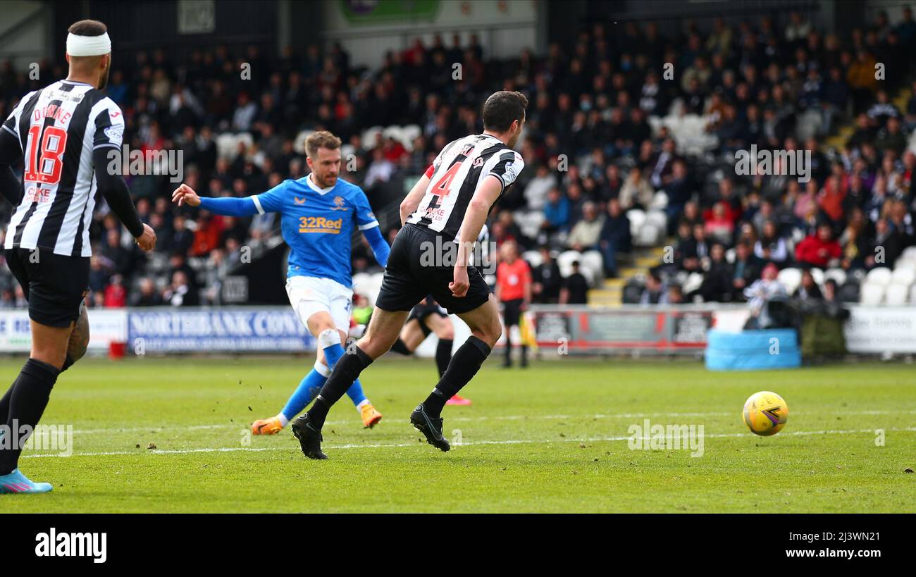 10th avril 2022, St Mirren Park, Paisley, Renfrewshire, Écosse ; Scottish Premier League football, St Mirren v Rangers; Aaron Ramsey des Rangers a un tir sur but Banque D'Images