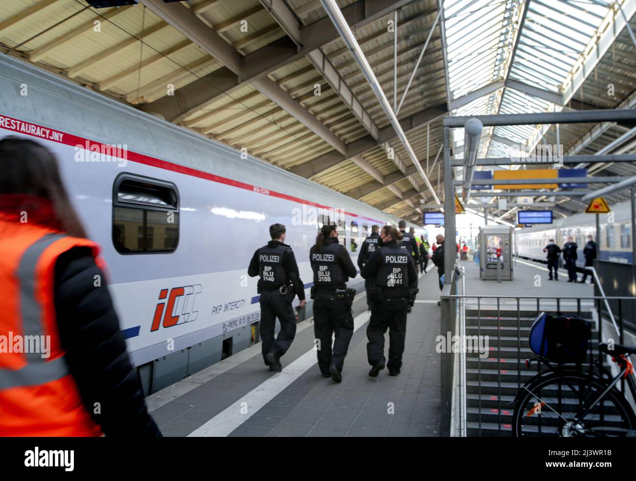 Frontière germano-polonaise Francfort Oder : contrôles aux frontières dans les trains de réfugiés avec des réfugiés ukrainiens. Les passeports sont contrôlés par la police allemande. Banque D'Images