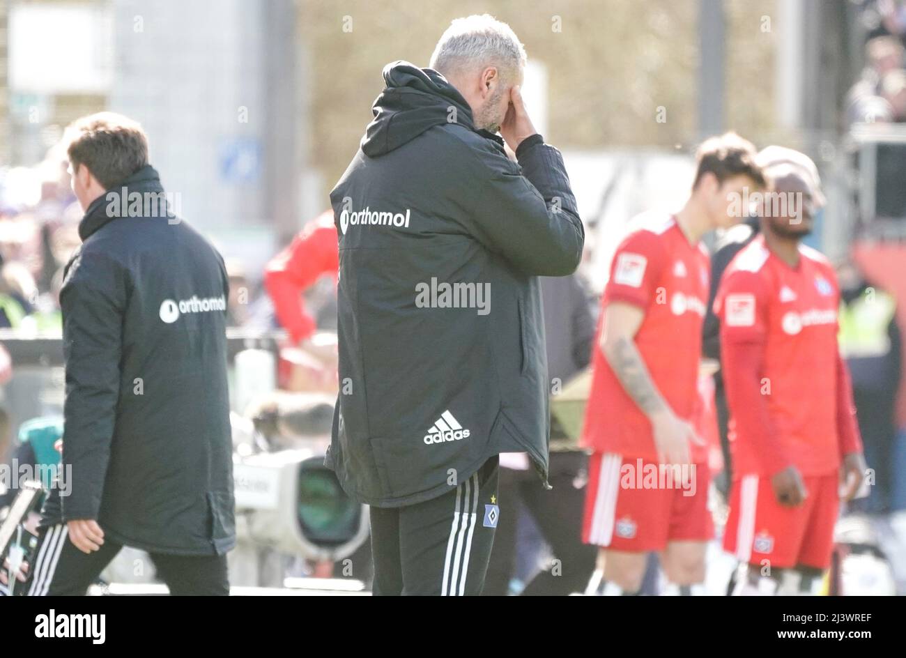 Kiel, Allemagne. 10th avril 2022. Football: 2nd Bundesliga, Holstein Kiel - Hamburger SV, Matchday 29, stade Holstein. L'entraîneur de Hambourg, Tim Walter, s'accroche à la tête. Crédit : Axel Heimken/dpa - REMARQUE IMPORTANTE : Conformément aux exigences de la DFL Deutsche Fußball Liga et de la DFB Deutscher Fußball-Bund, il est interdit d'utiliser ou d'avoir utilisé des photos prises dans le stade et/ou du match sous forme de séquences et/ou de séries de photos de type vidéo./dpa/Alay Live News Banque D'Images