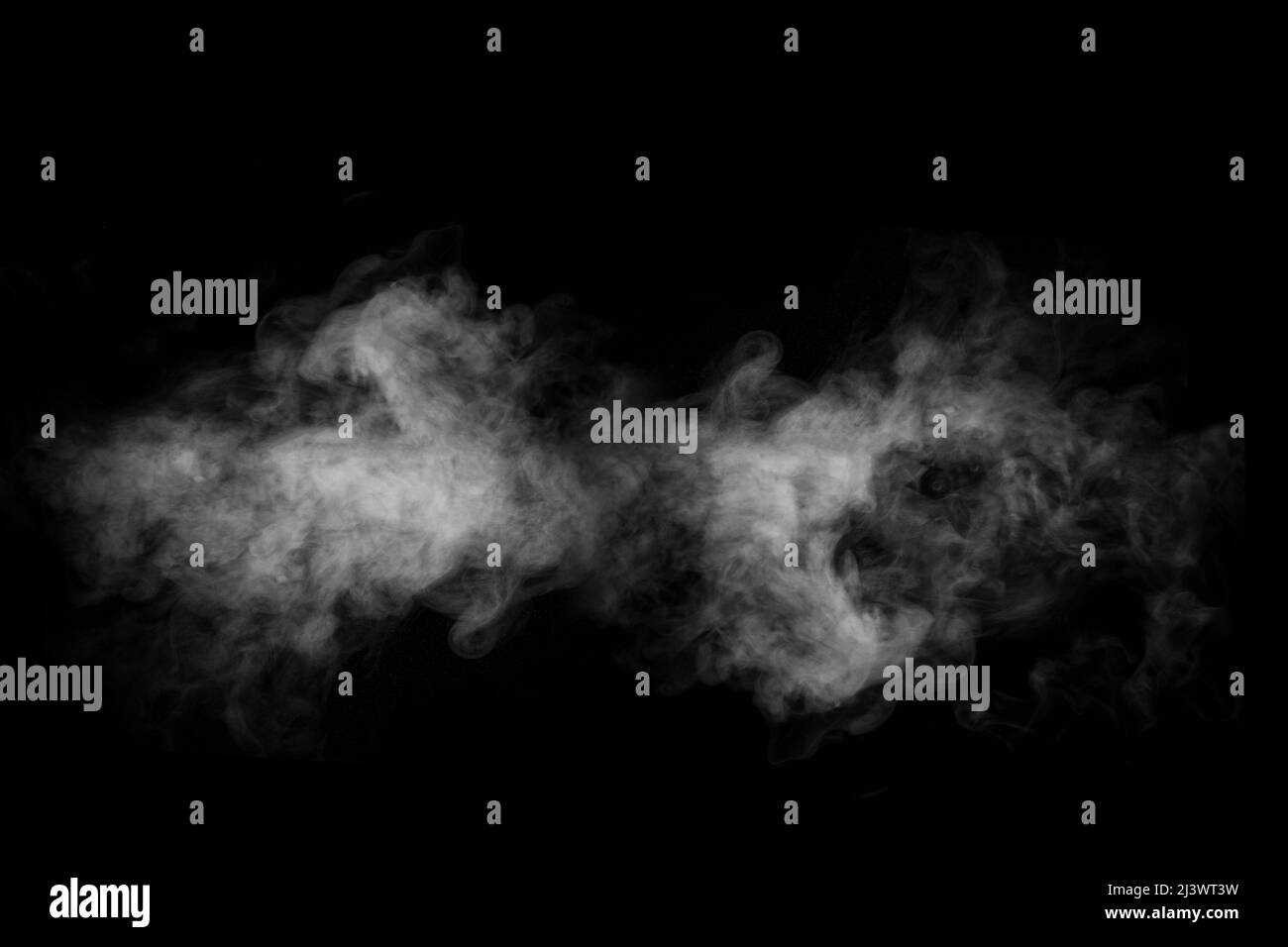 Tourbillons, fumée tourbillonnante, vapeur, isolés sur un fond noir pour se superposer à vos photos. Fragment de vapeur horizontale Banque D'Images