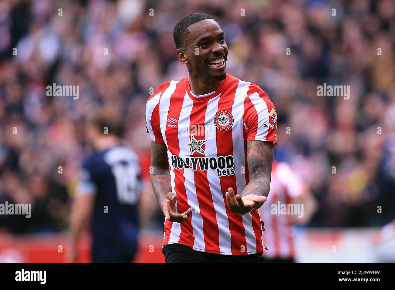 Londres, Royaume-Uni. 10th avril 2022. Ivan Toney, de Brentford, célèbre après qu'il a mis ses équipes à l'honneur le but 2nd. Match de première ligue, Brentford v West Ham Utd au Brentford Community Stadium de Brentford, Londres, le dimanche 10th avril 2022. Cette image ne peut être utilisée qu'à des fins éditoriales. Utilisation éditoriale uniquement, licence requise pour une utilisation commerciale. Aucune utilisation dans les Paris, les jeux ou les publications d'un seul club/ligue/joueur. photo par Steffan Bowen/Andrew Orchard sports photographie/Alay Live news crédit: Andrew Orchard sports photographie/Alay Live News Banque D'Images
