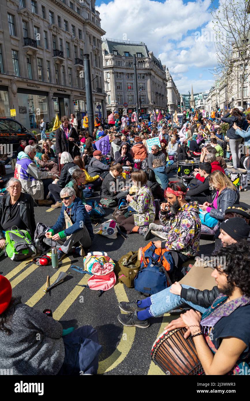 Extinction les manifestants de la rébellion ont lancé une période de troubles civils à partir du 9 avril 2022 en s'asseyant et bloquant Regent Street et Oxford Street Banque D'Images