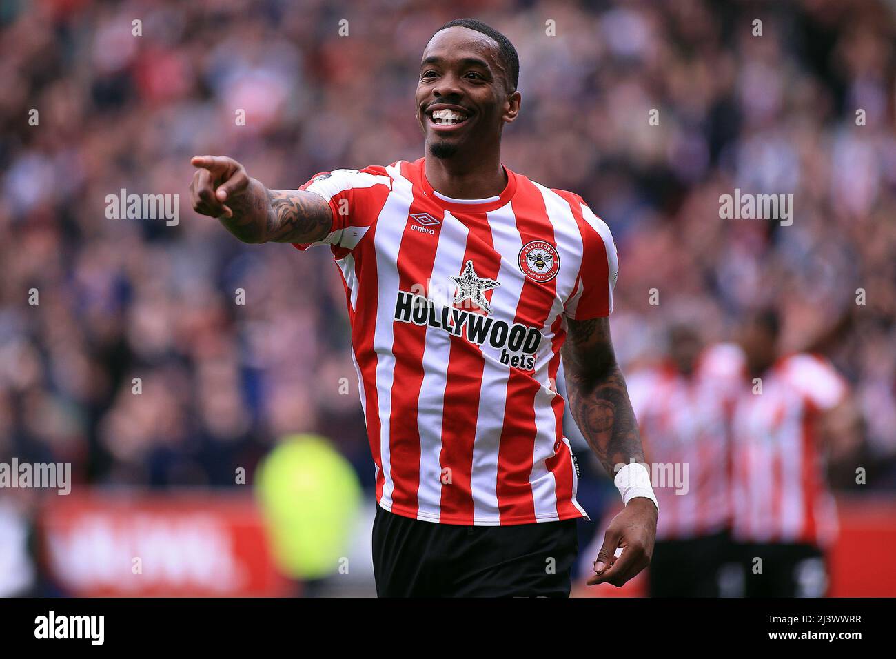 Londres, Royaume-Uni. 10th avril 2022. Ivan Toney, de Brentford, célèbre après qu'il a mis ses équipes à l'honneur le but 2nd. Match de première ligue, Brentford v West Ham Utd au Brentford Community Stadium de Brentford, Londres, le dimanche 10th avril 2022. Cette image ne peut être utilisée qu'à des fins éditoriales. Utilisation éditoriale uniquement, licence requise pour une utilisation commerciale. Aucune utilisation dans les Paris, les jeux ou les publications d'un seul club/ligue/joueur. photo par Steffan Bowen/Andrew Orchard sports photographie/Alay Live news crédit: Andrew Orchard sports photographie/Alay Live News Banque D'Images