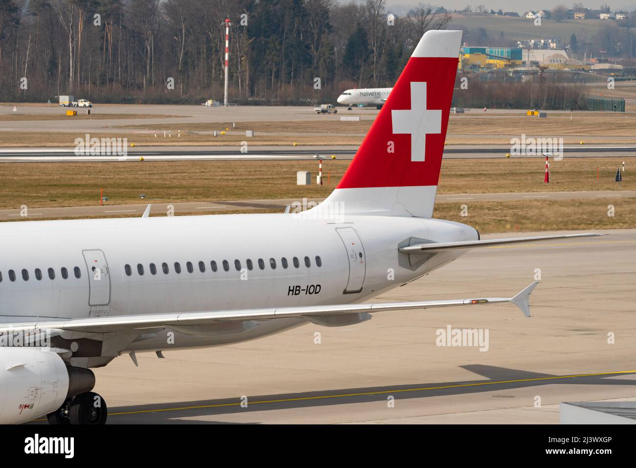 Zurich, Suisse, le 2 mars 2022 les Airbus A321-111 de Swiss International Airlines sont en train de se rendre à la porte Banque D'Images