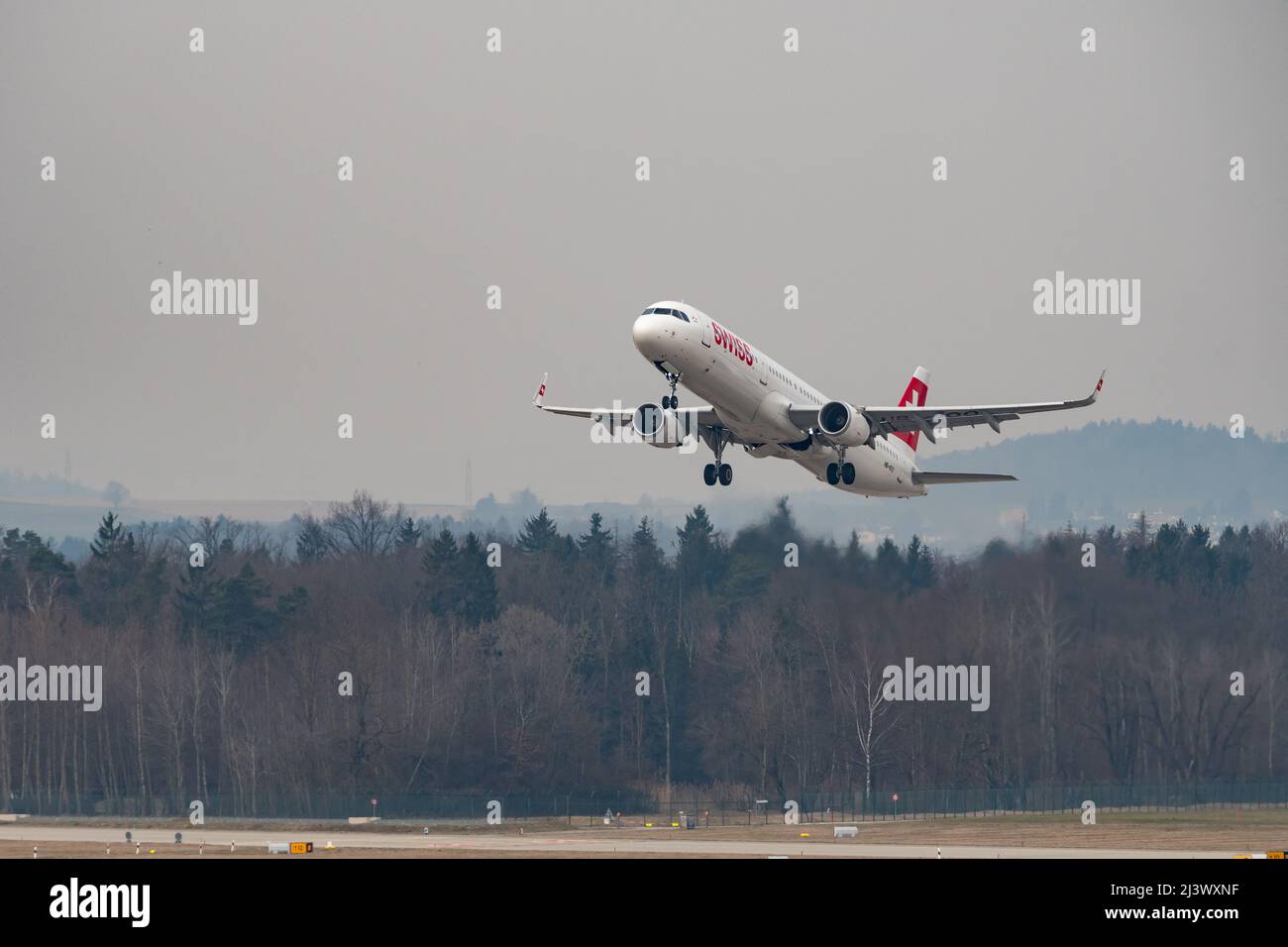 Zurich (Suisse), le 2 mars 2022 les Airbus A321-212 de Swiss International Airlines décollent de la piste 16 Banque D'Images