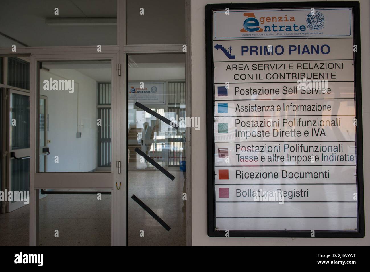 Sant'Angelo dei Lombardi, Avellino, Italie 11/02/2015: Agence delle Entrate fermée pour examen des dépenses. ©Andrea Sabbadini Banque D'Images