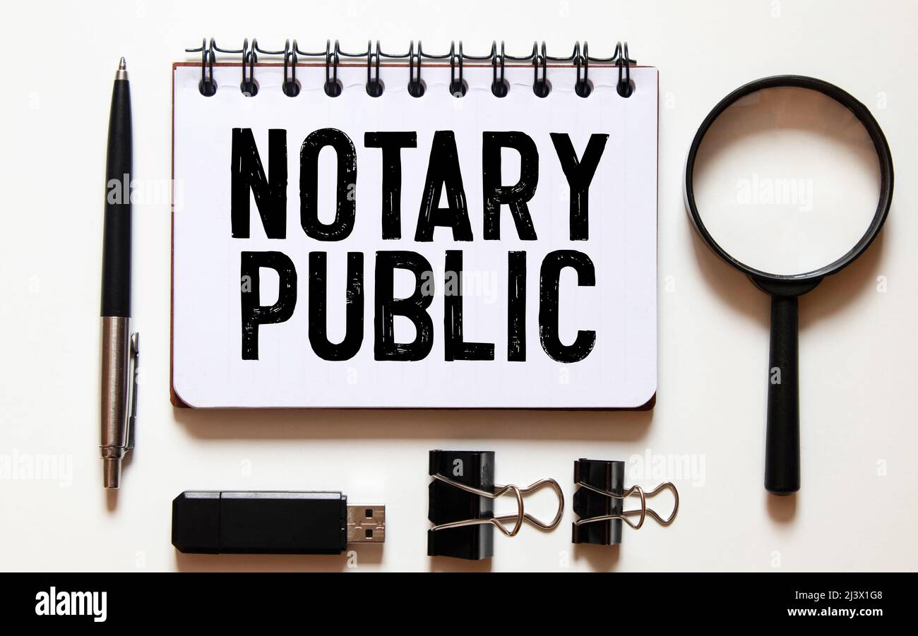 La main conceptuel montrant un Notaire Public. Photo d'entreprise Documentation légalité texte Contrat de certification d'autorisation Man holding marker pape Banque D'Images