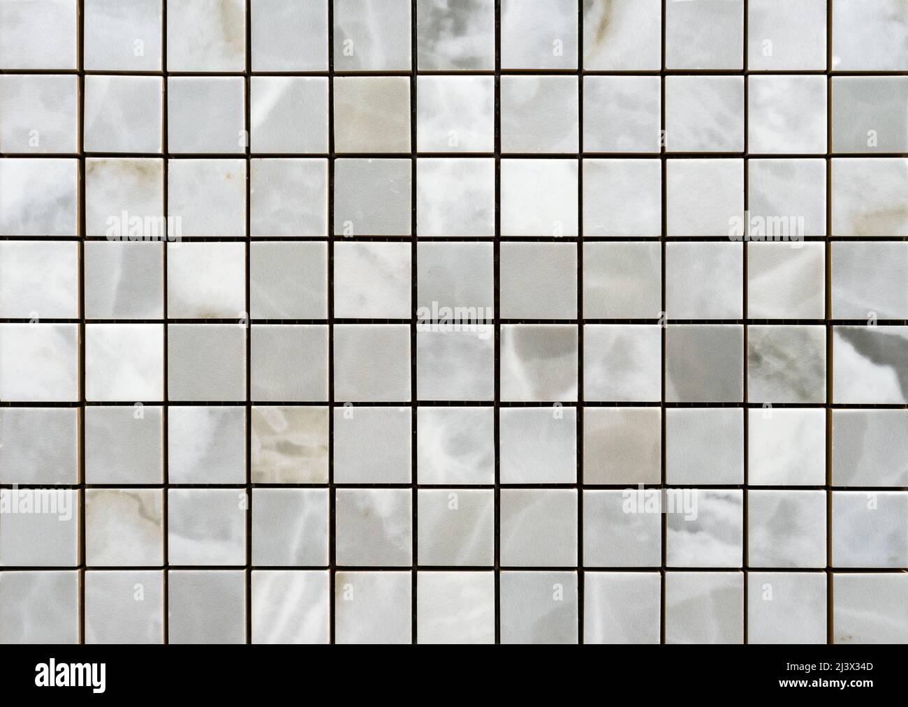 Mosaïque céramique avec carrés gris et blancs et texture marbre. Banque D'Images