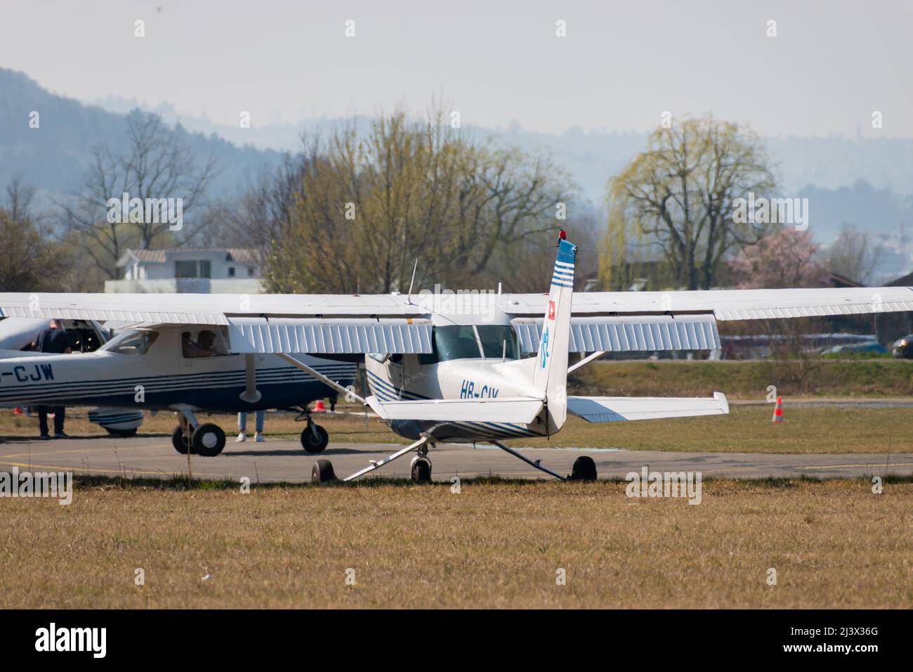 Wangen-Lachen, Suisse, le 27 mars 2022 avion de propulsion Cessna 152 sur la zone de stationnement d'herbe d'un petit aérodrome Banque D'Images