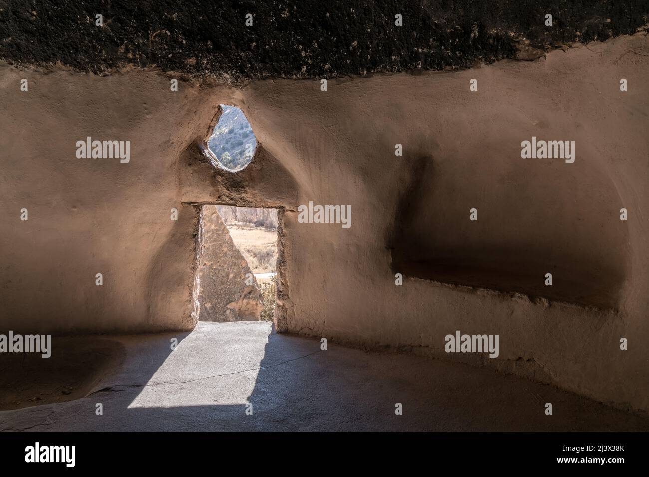 Une vue de l'intérieur de cavate - une cavité naturelle dans la falaise élargie par les habitants. Monument national de Bandelier, Nouveau-Mexique Banque D'Images