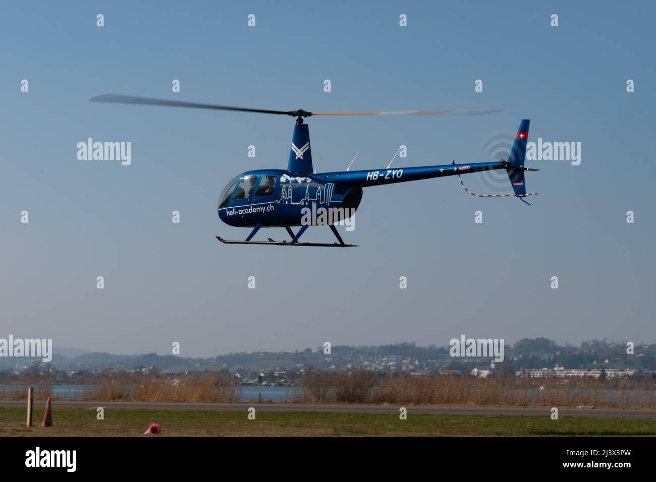 Wangen-Lachen (Suisse), le 27 mars 2022 arrivée d'un hélicoptère Robinson R44 Raven II sur un petit aérodrome Banque D'Images