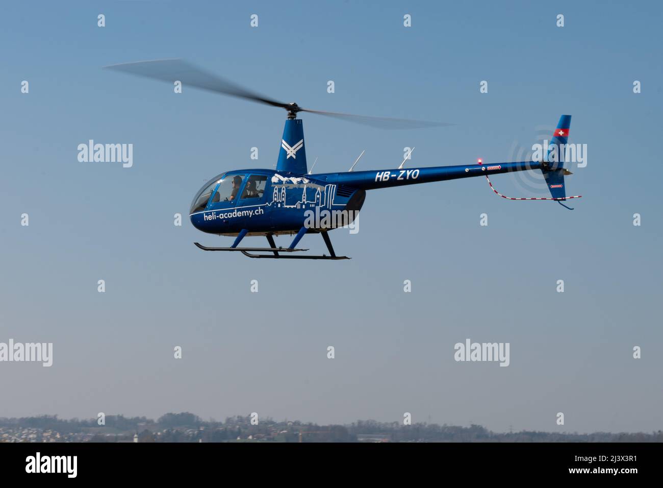 Wangen-Lachen (Suisse), le 27 mars 2022 arrivée d'un hélicoptère Robinson R44 Raven II sur un petit aérodrome Banque D'Images