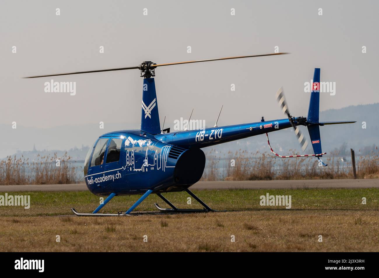 Wangen-Lachen (Suisse), le 27 mars 2022 arrivée d'un hélicoptère Robinson R44 Raven II sur un petit aérodrome Banque D'Images