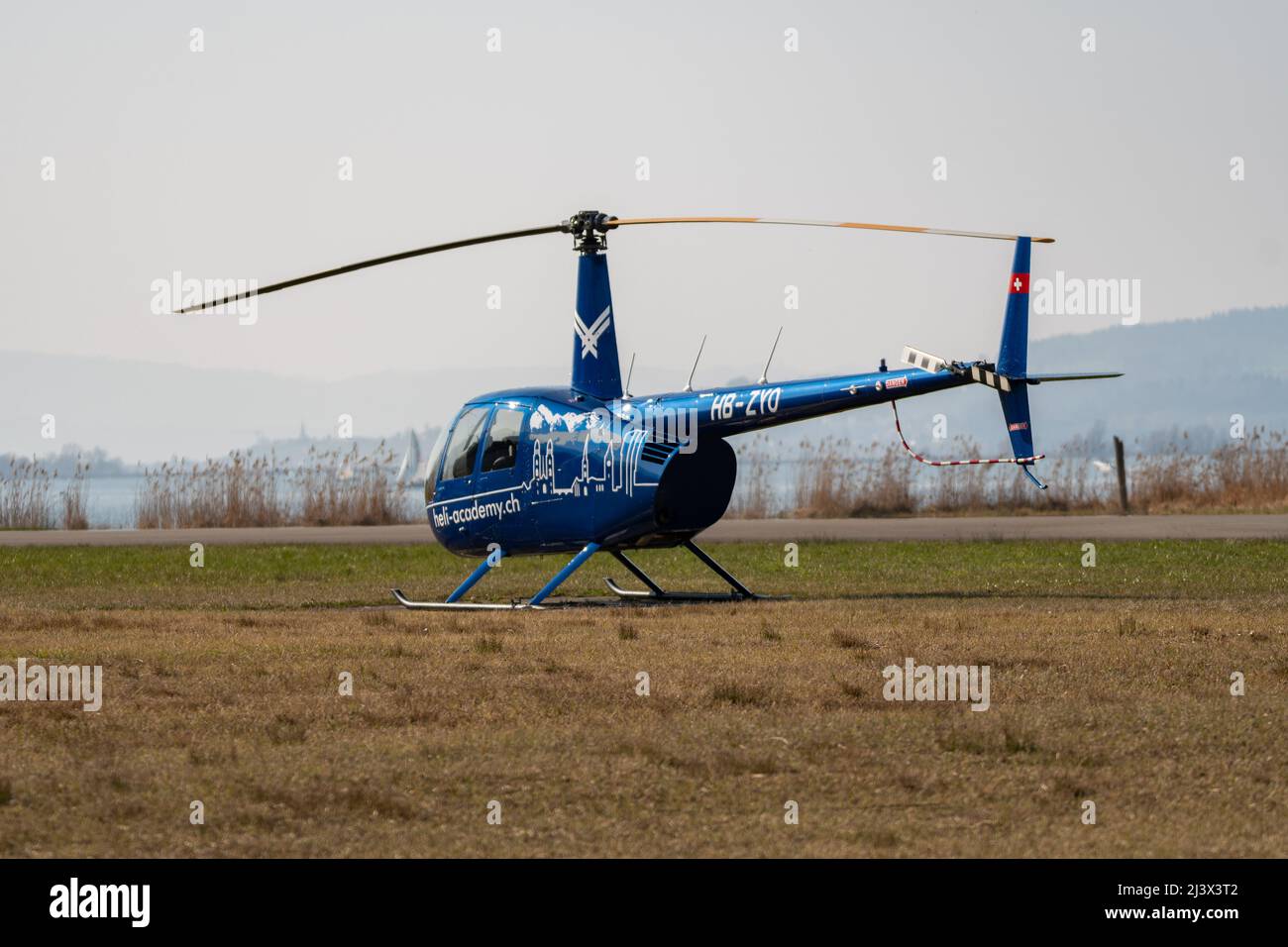 Wangen-Lachen, Suisse, le 27 mars 2022 l'hélicoptère Robinson R44 Raven II se stationne sur un petit aérodrome Banque D'Images