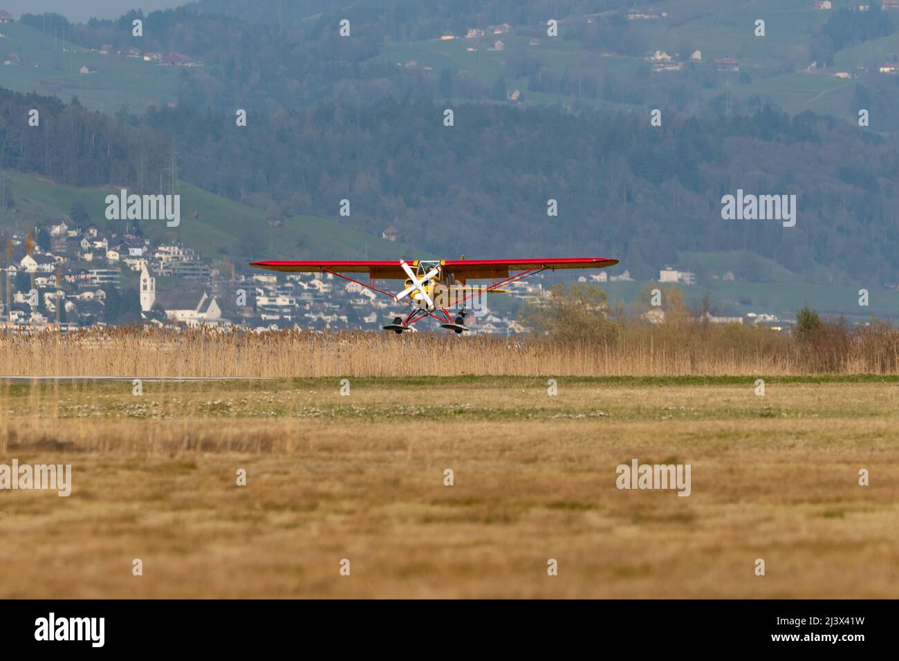 Wangen-Lachen, Suisse, le 27 mars 2022 Piper PA18-180M l'avion de propulsion Super Cub débarque sur un petit aérodrome Banque D'Images