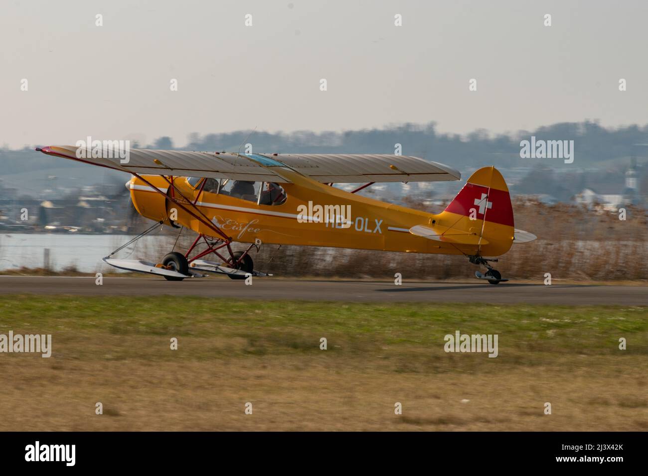 Wangen-Lachen, Suisse, le 27 mars 2022 Piper PA18-180M l'avion de propulsion Super Cub débarque sur un petit aérodrome Banque D'Images