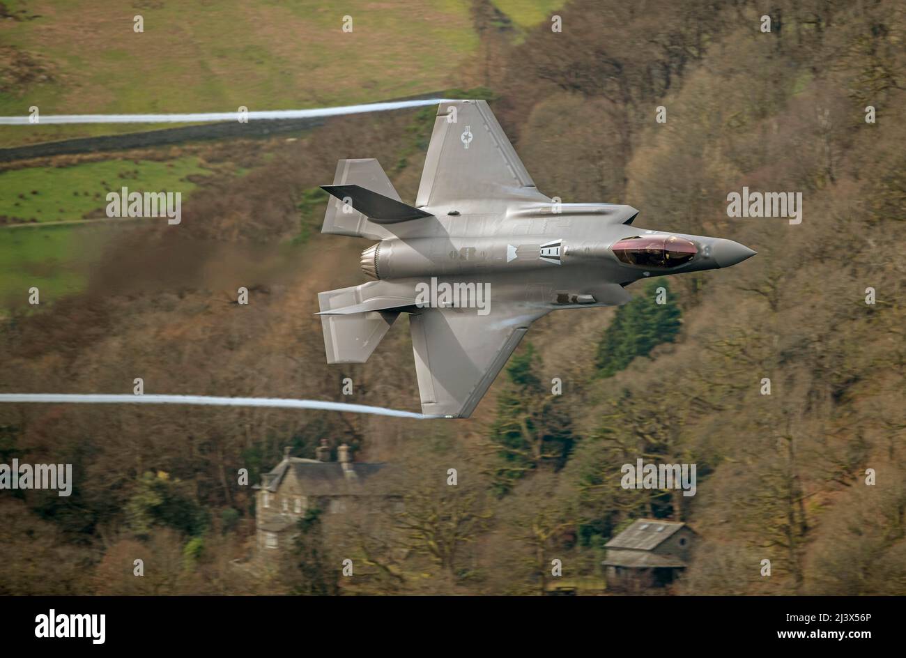 USAF F-35A vol « Loki » Lightning II de l'escadron RAF Lakenheath 495th Valkyries opérant à bas niveau dans le district des lacs Banque D'Images