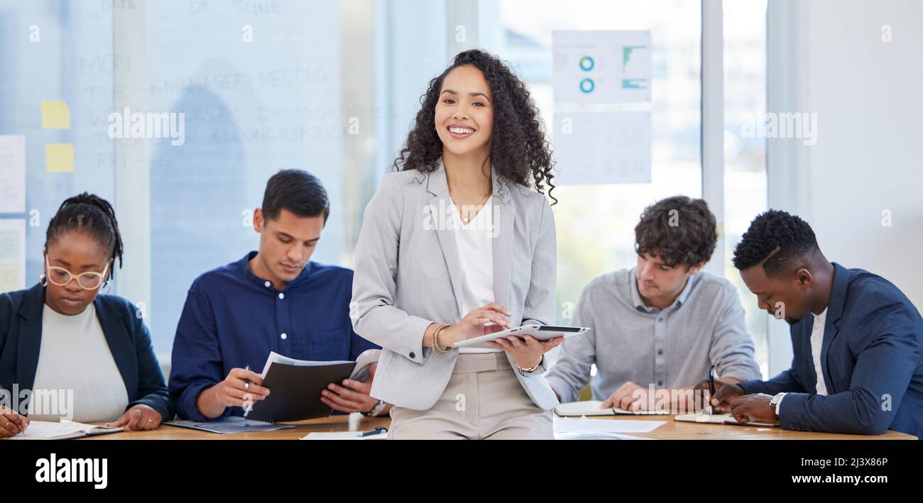 Étaient tous en train de travailler sur un grand plan de réussite. Portrait d'une jeune femme d'affaires utilisant une tablette numérique dans un bureau avec ses collègues dans le Banque D'Images
