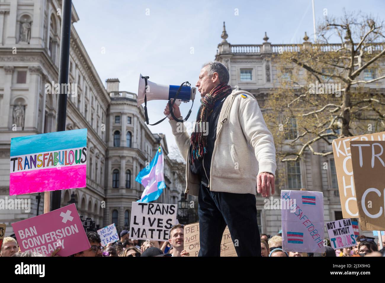 Peter Tatchell s'exprimant lors d'une manifestation demandant l'interdiction de la thérapie de conversion - Whitehall, Londres Banque D'Images