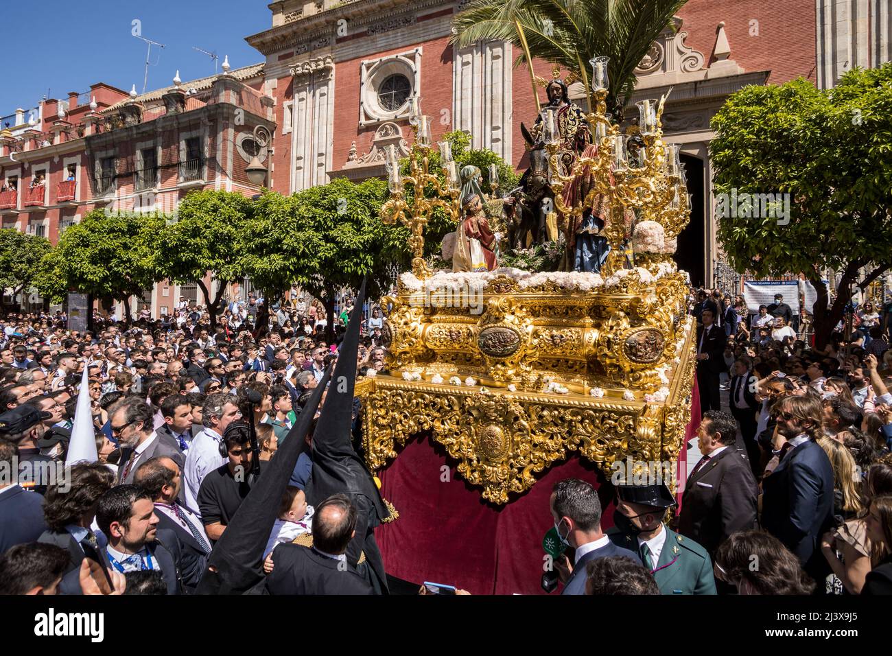 Séville, Espagne. 10th avril 2022. Le paso de la Fraternité appelée ''la Borriquita'' commence son défilé à la Cathédrale le dimanche des palmiers, 'Domingo de Ramos' en espagnol (image de crédit: © Daniel Gonzalez Acuna/ZUMA Press Wire) crédit: ZUMA Press, Inc./Alay Live News Banque D'Images