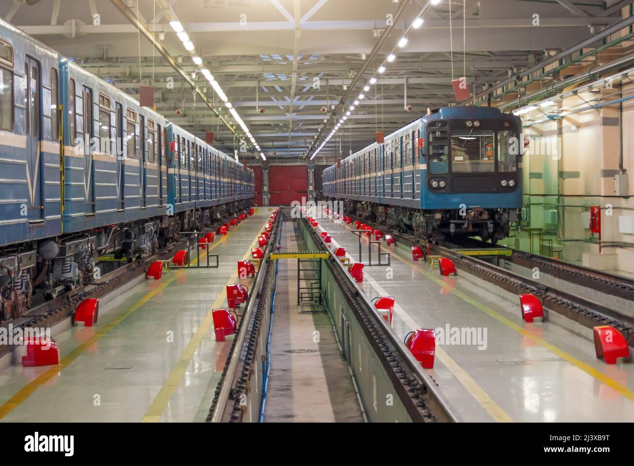 La fosse de réparation et les rails libres dans le hangar du dépôt pour les voitures de métro, l'entretien et la réparation du transport urbain souterrain de passagers Banque D'Images