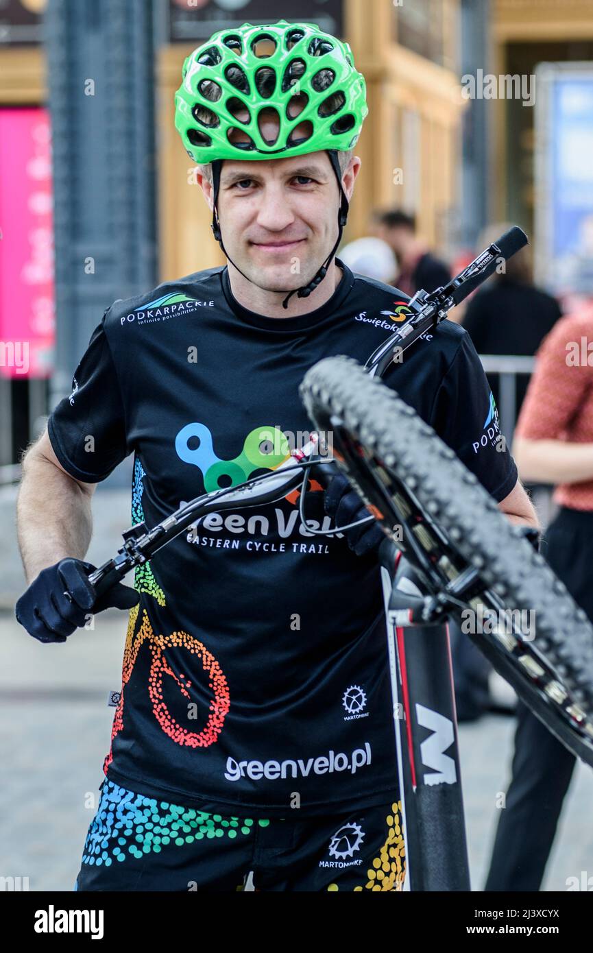 Krystian Herba est le détenteur de six Guinness Book record de construction ascenscion avec un vélo dans le monde | Krystian Herba est le détenteur de six records Banque D'Images