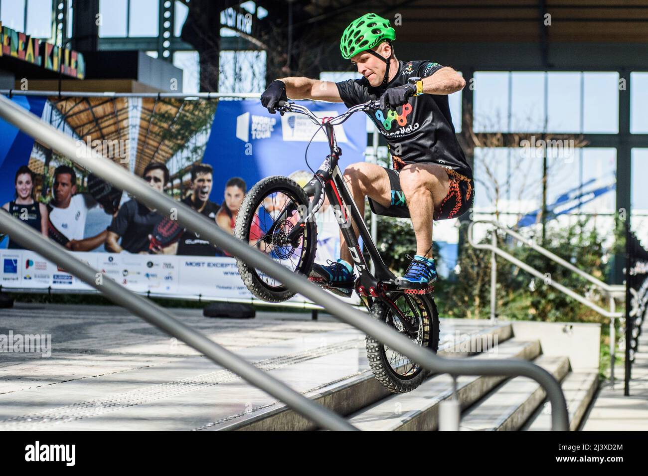 Krystian Herba est le détenteur de six Guinness Book record de construction ascenscion avec un vélo dans le monde | Krystian Herba est le détenteur de six records Banque D'Images