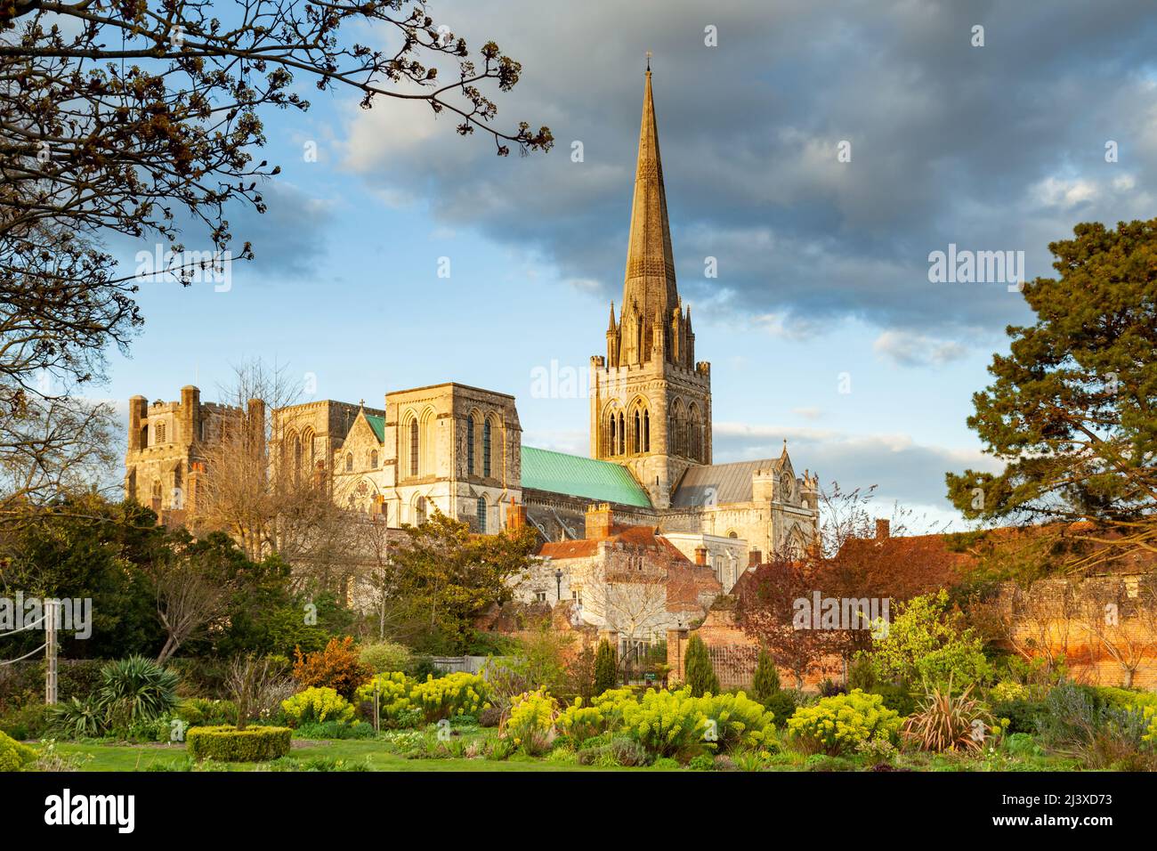 Coucher de soleil printanier à la cathédrale Chichester, West Sussex, Angleterre. Banque D'Images
