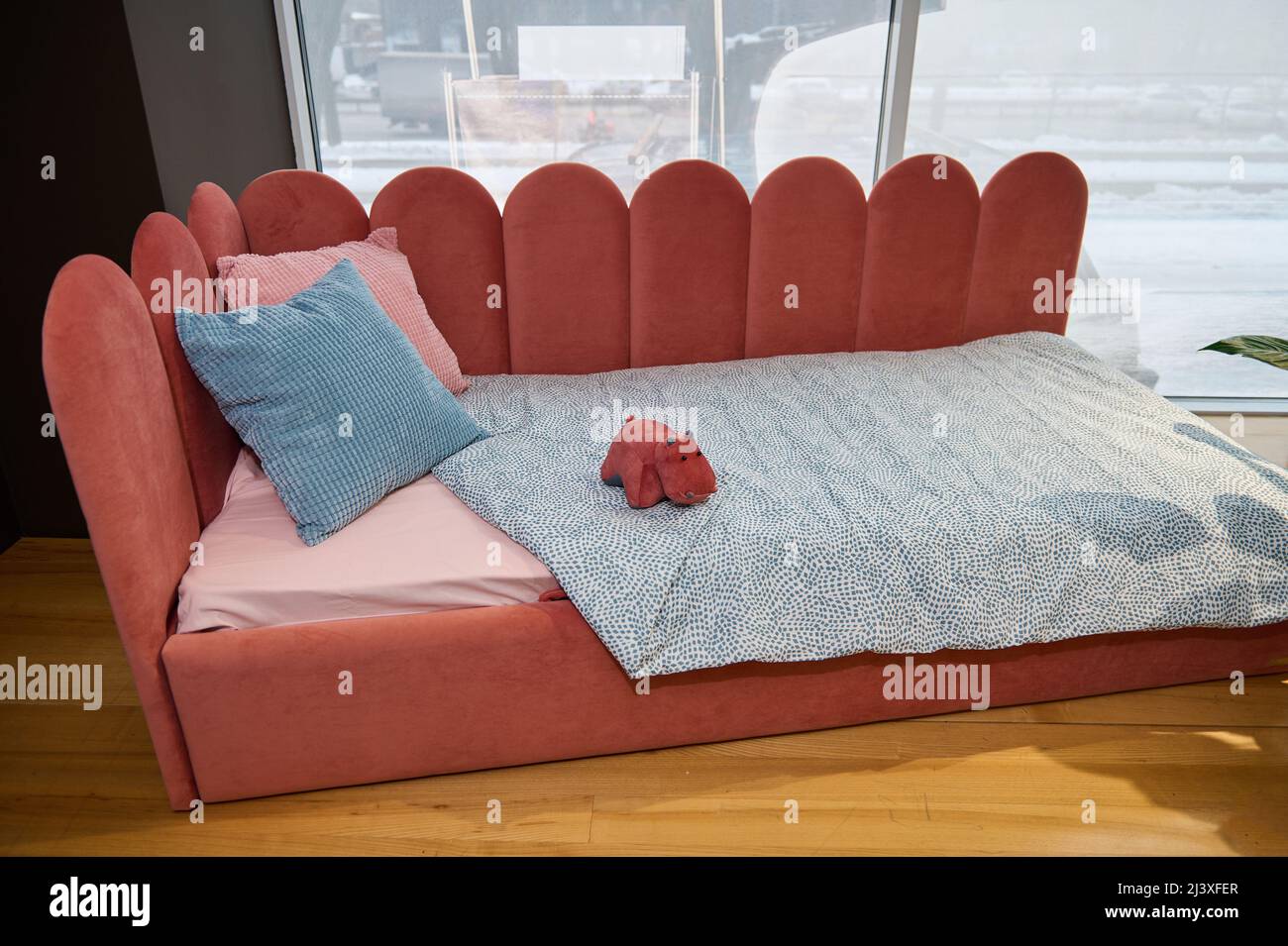 Canapé-lit moderne, élégant et minimaliste, en velours de corail doux aux  couleurs vives, en vente dans la salle d'exposition de fourrure de la plus haute  qualité Photo Stock - Alamy