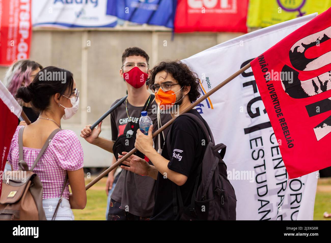 Goiás, Brésil – le 09 avril 2022 : un jeune homme portant un drapeau. Photo prise lors d'une manifestation, dans la ville de Goiânia, contre le Président Bolsonar Banque D'Images