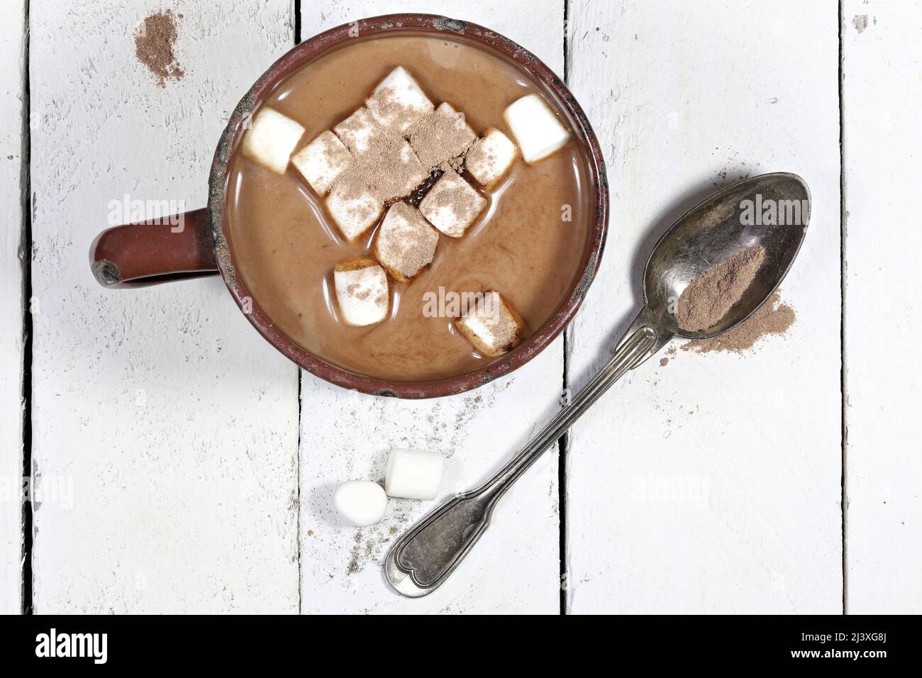 boisson chaude au chocolat dans un mug en émail d'époque sur fond de bois Banque D'Images
