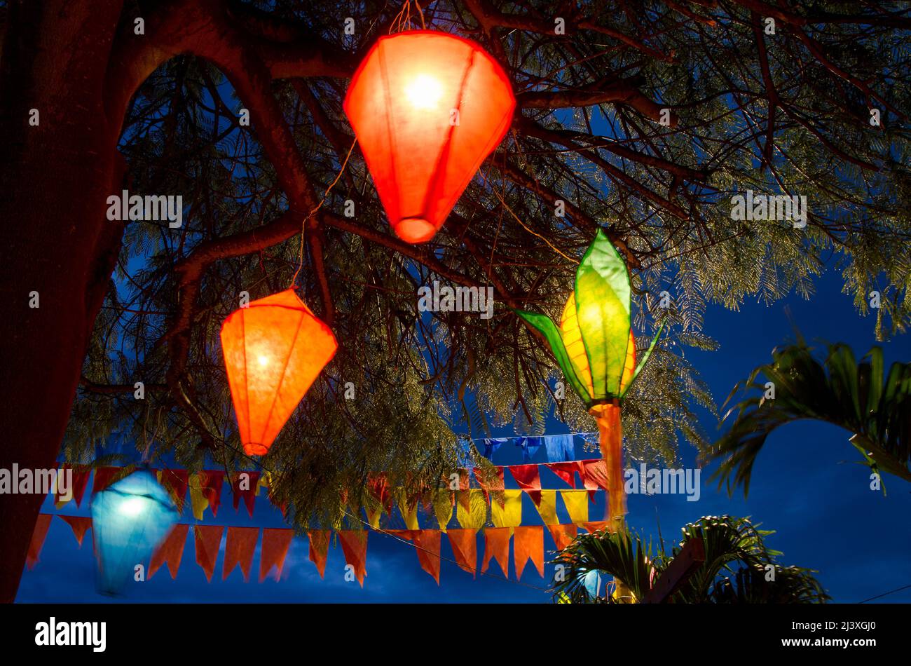 Ballons illuminés et drapeaux colorés dans la décoration des festivals de juin au brésil Banque D'Images