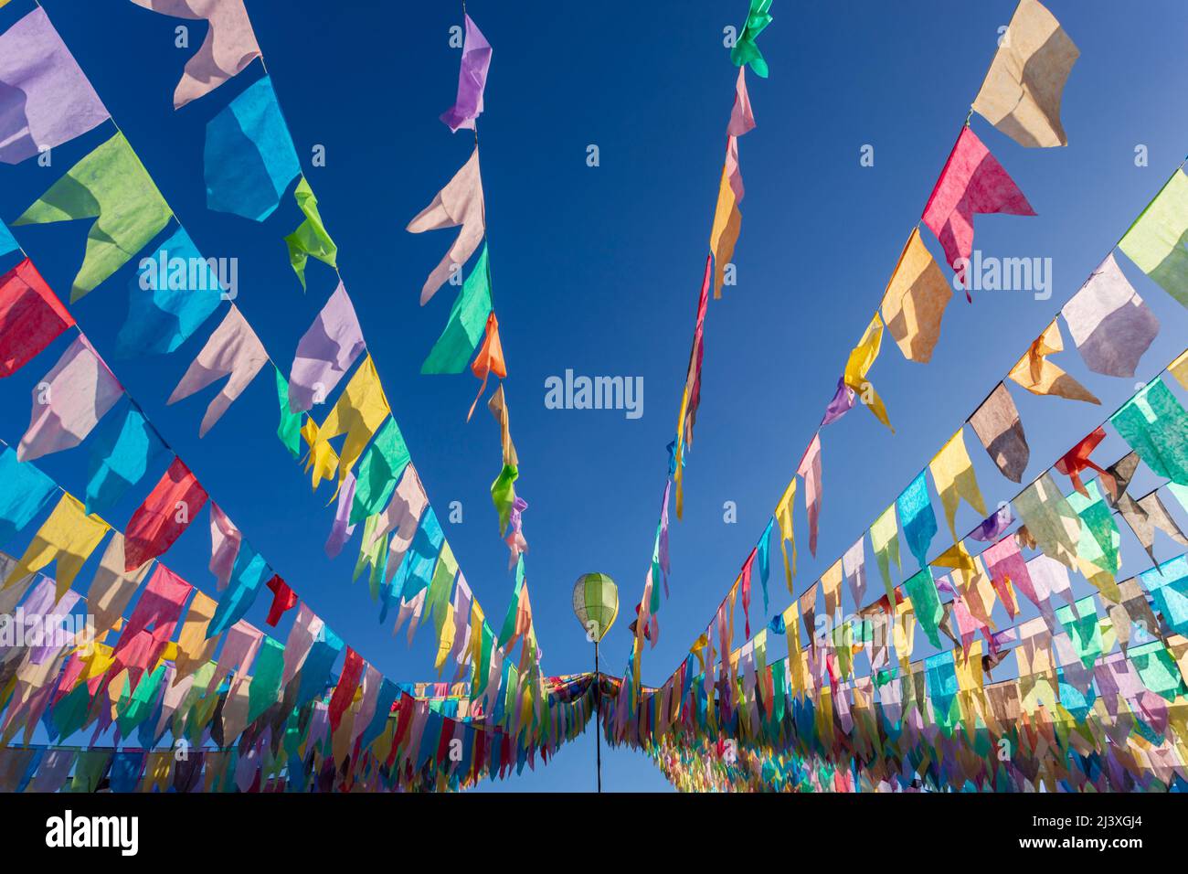 drapeaux colorés avec ballon décoratif de la fête de são joão au brésil Banque D'Images