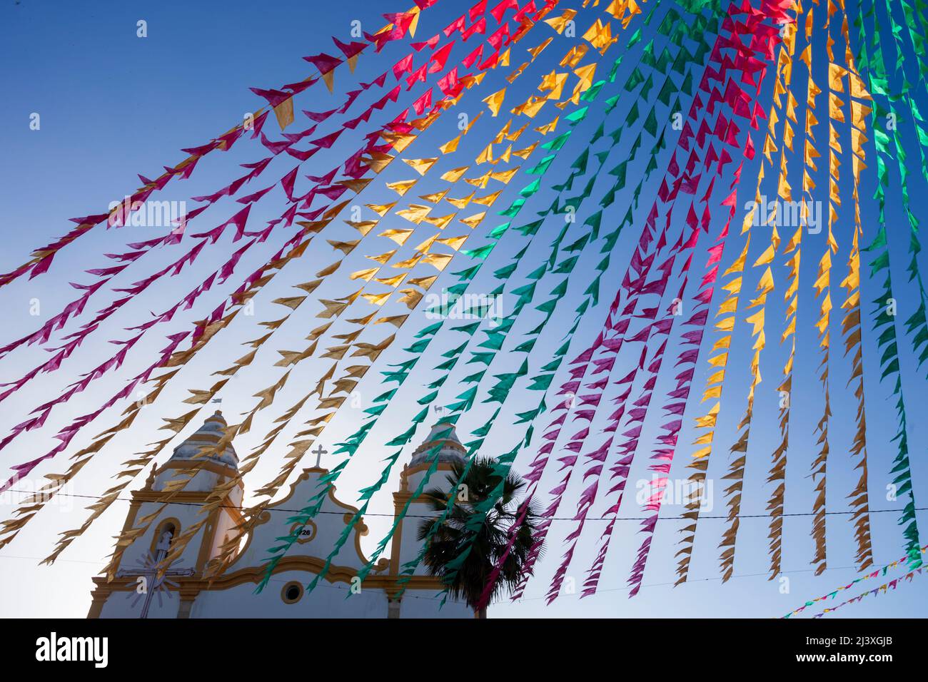 Décoration avec drapeaux colorés de juin autour de l'église sao joão à assu, rn, brésil Banque D'Images