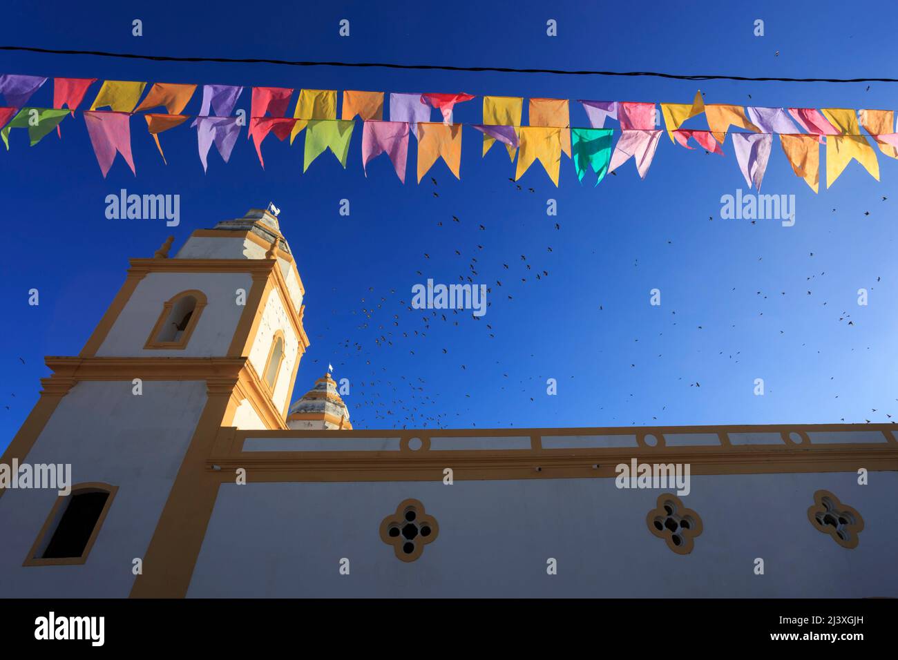 décoration avec drapeaux colorés autour de l'église pendant la fête de são joão au brésil Banque D'Images