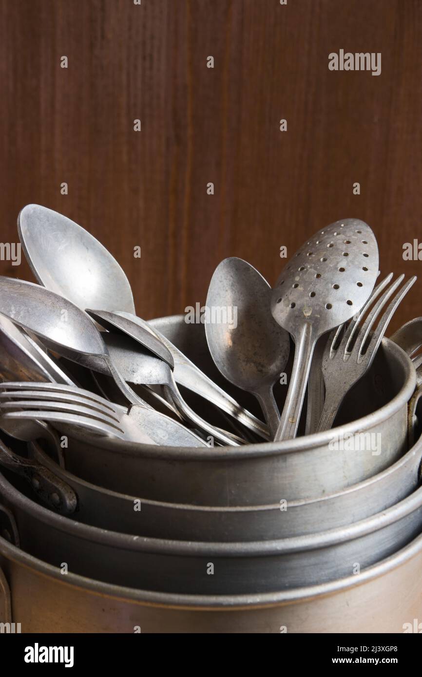 Ustensiles de cuisine en aluminium d'époque, casseroles, casseroles, poêles, fourchettes Banque D'Images