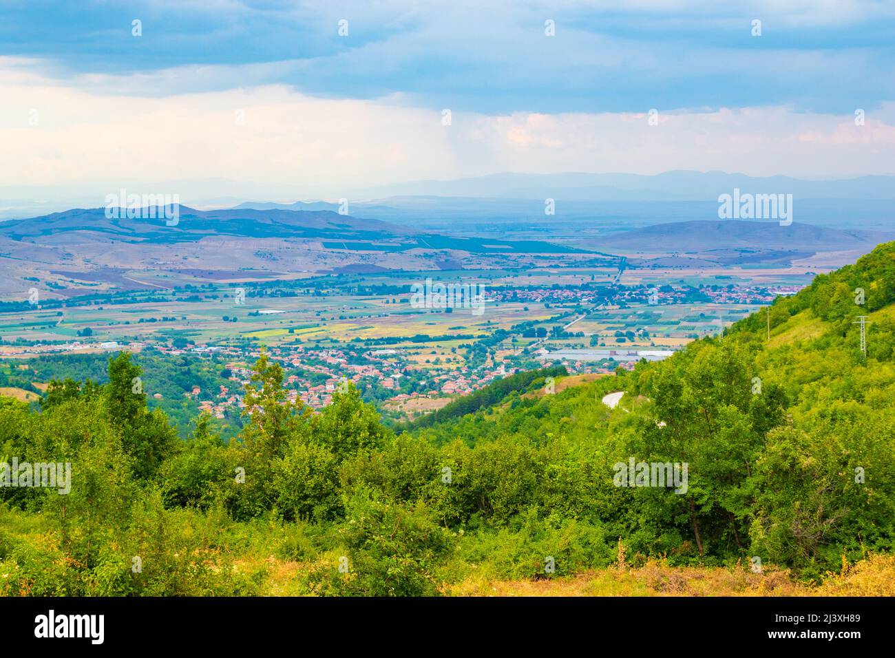 Vue panoramique de la province de Plovdiv vue depuis la pente de montagne de Rhodope.août 2020, Bulgarie Banque D'Images